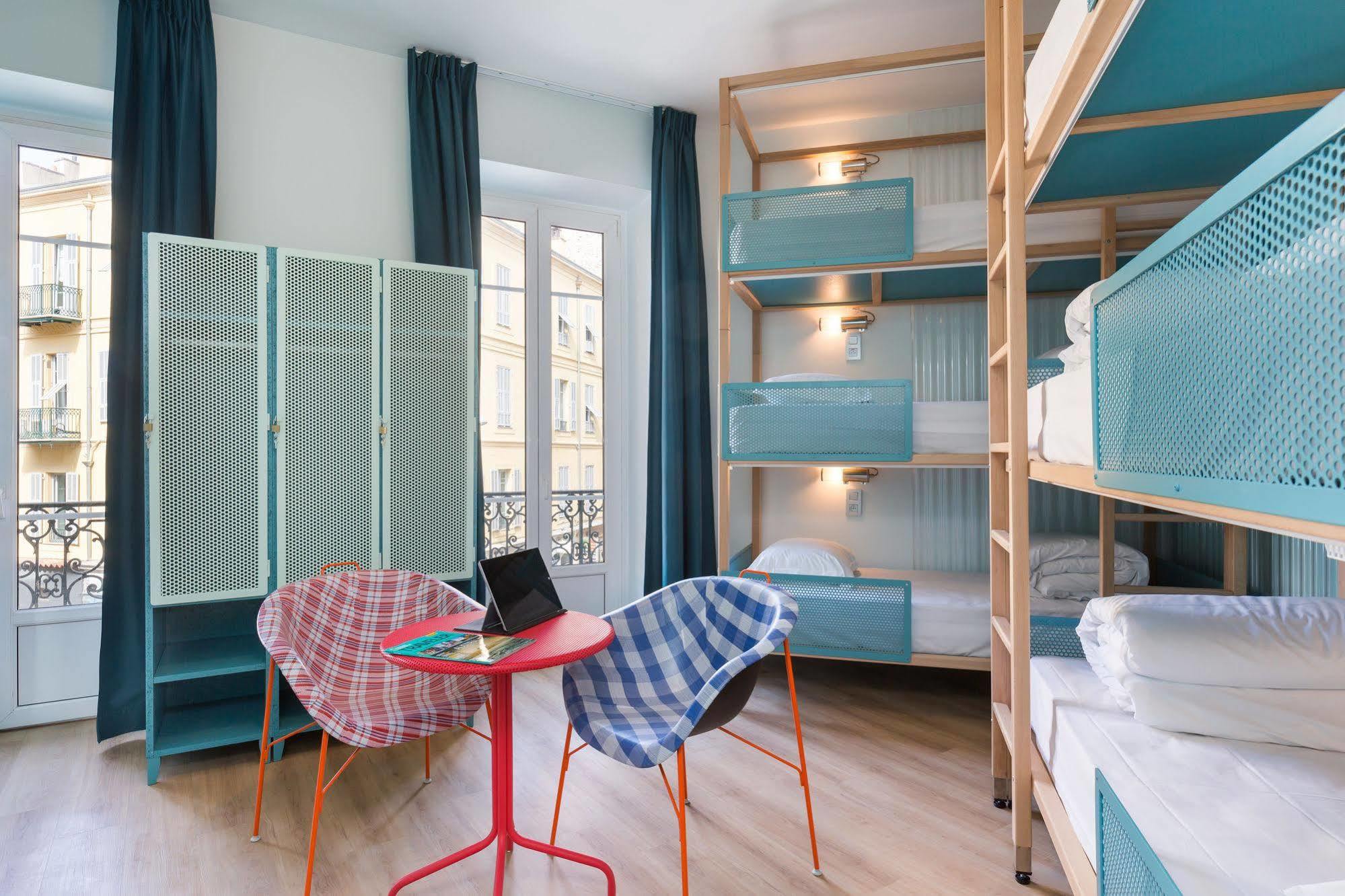 Hostel Ozz Nice Bagian luar foto