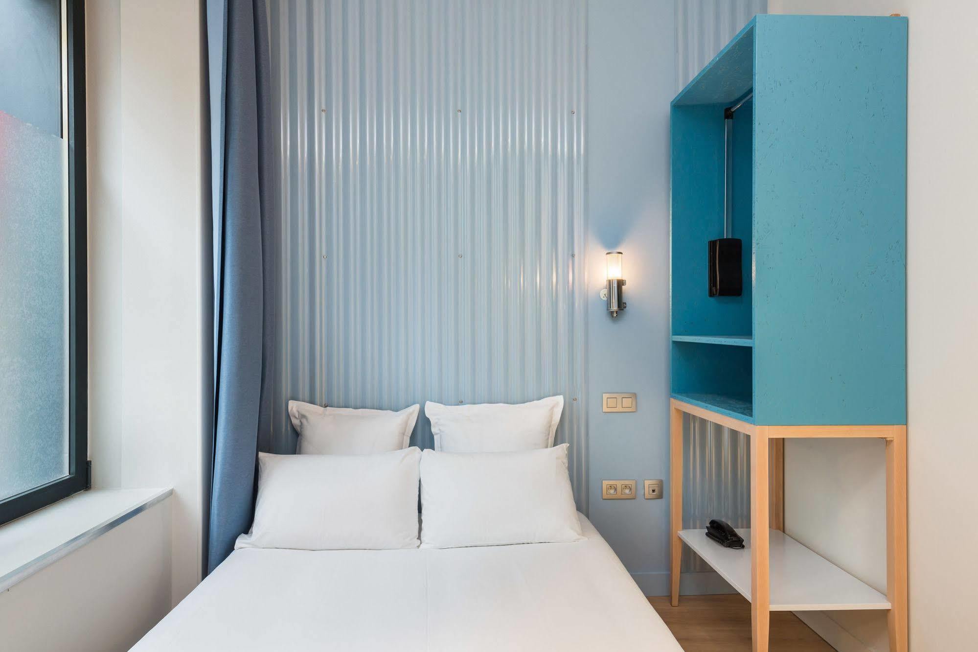 Hostel Ozz Nice Bagian luar foto